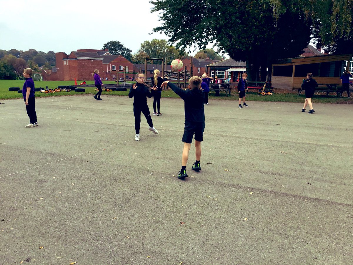 🏐 Year 5 have been working hard on their passing and footwork in Netball! 💪 Quick moves, sharp passes, and great teamwork on show! 👣🤝
#ParkJunior #PE #NetballSkills #Year5 #PrimaryPE #Teamwork #ActiveLearners