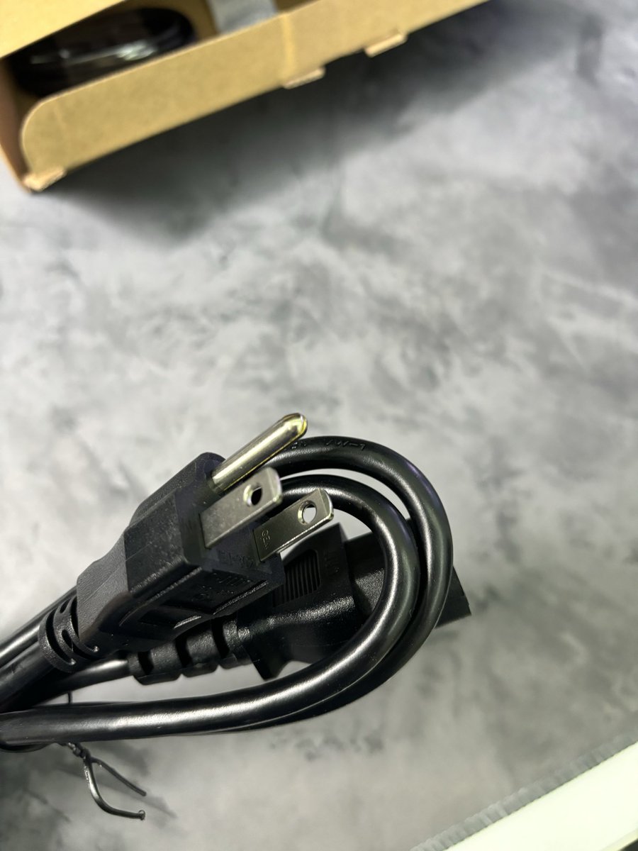 WatchOutTwice's tweet photo. @IemWorld عندي fiio k13 r2r وش افضل سلك بديل له🥲 https://t.co/2qLwdIcIO0