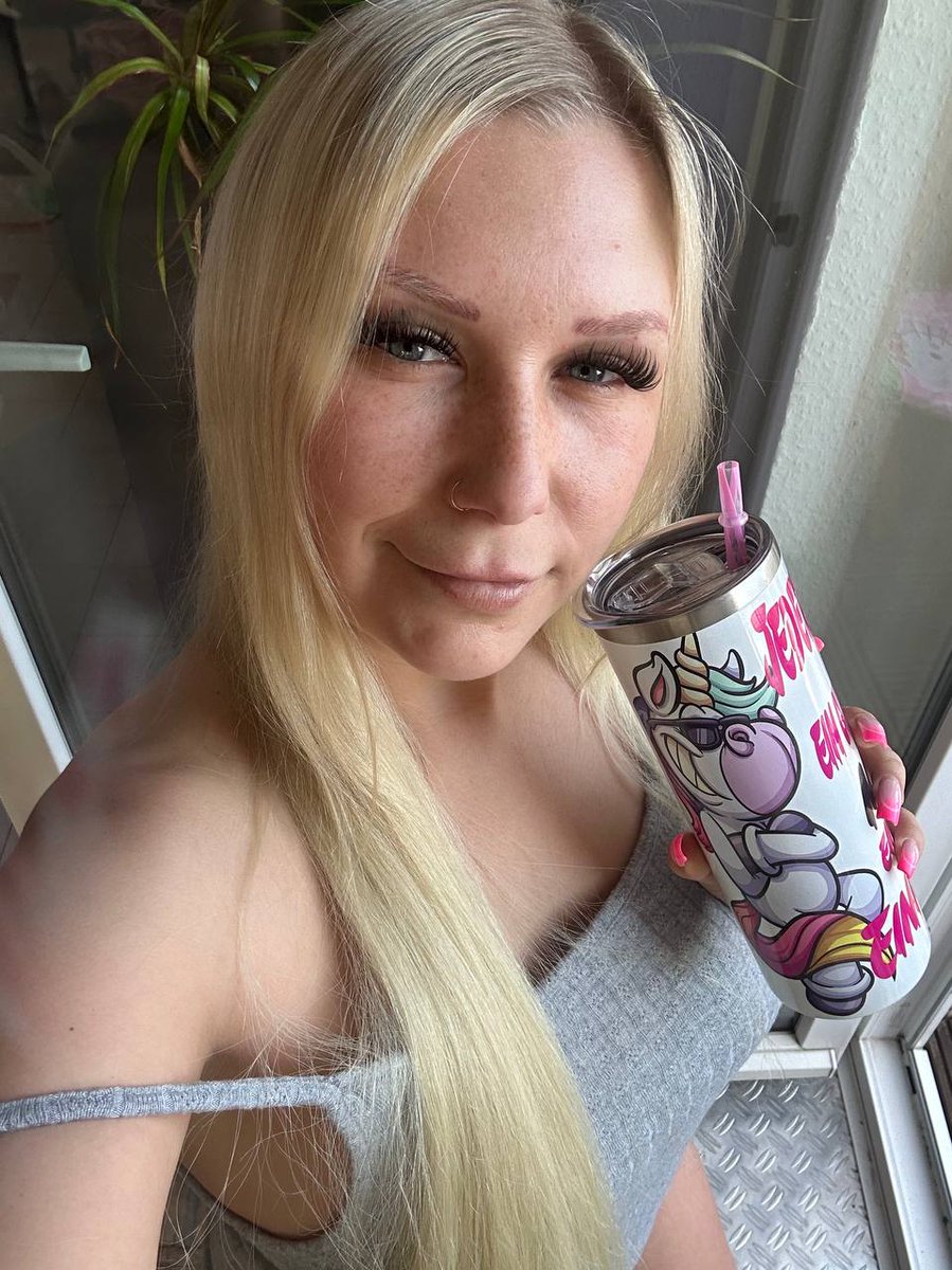 Würdest du mich eigentlich aufhalten, wenn ich dich mit einem 🍆💦👅 wecken würde? 🙈