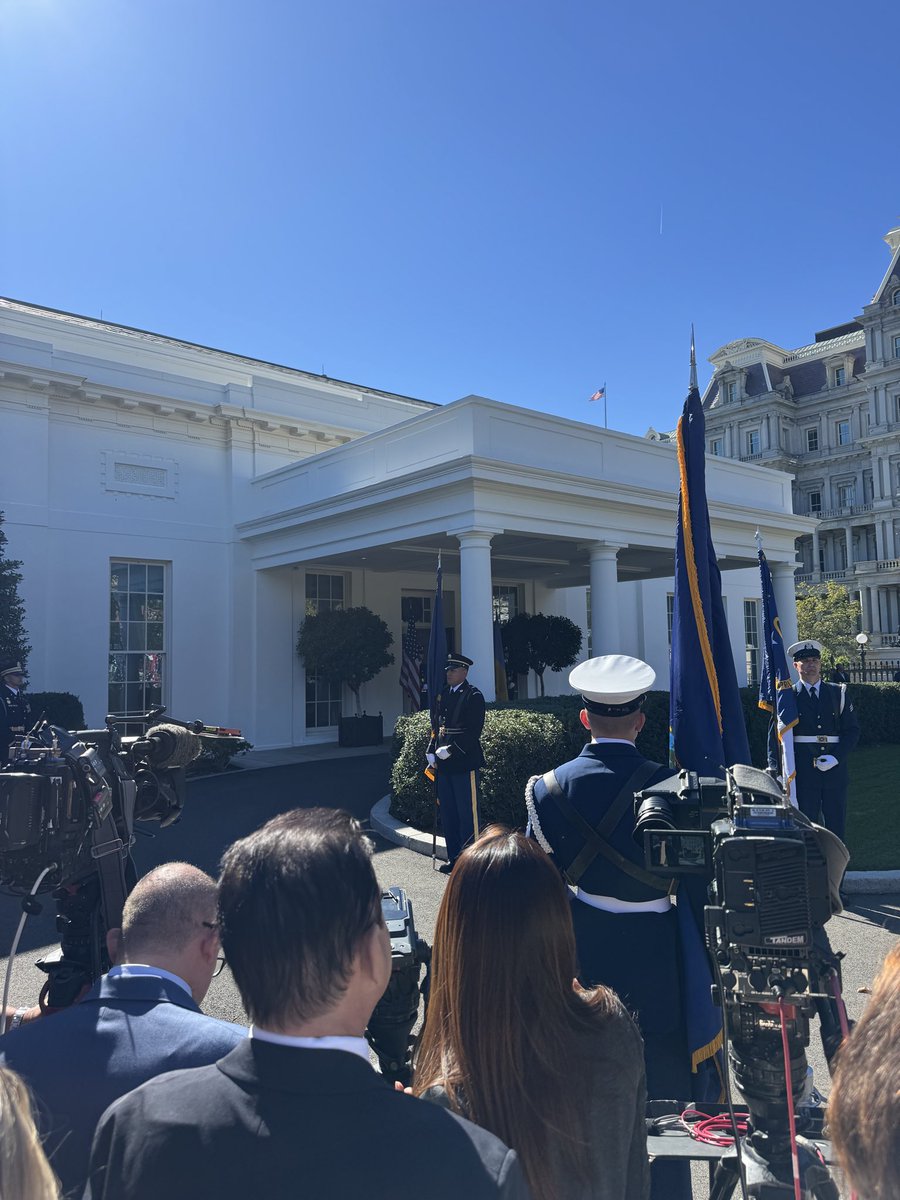 connor_stringer's tweet image. Patiently waiting the arrival of Zelensky at the White House.
The Ukrainian president will hope to leave DC with long-range Tomahawk missiles - a deal which looks incredibly unlikely to be struck with Donald Trump today.