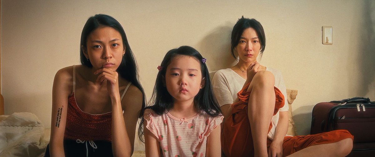 TheFilmStage's tweet image. Shih-Ching Tsou's 'Left-Handed Girl,' co-written, produced, and edited by Sean Baker, is a simple but striking drama about growing up in a family living paycheck-to-paycheck.

Read @YesitsAlistair's #LFF review: thefilmstage.com/bfi-london-rev…