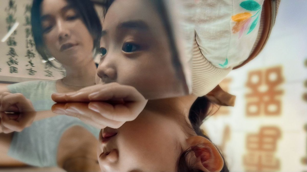 TheFilmStage's tweet image. Shih-Ching Tsou's 'Left-Handed Girl,' co-written, produced, and edited by Sean Baker, is a simple but striking drama about growing up in a family living paycheck-to-paycheck.

Read @YesitsAlistair's #LFF review: thefilmstage.com/bfi-london-rev…