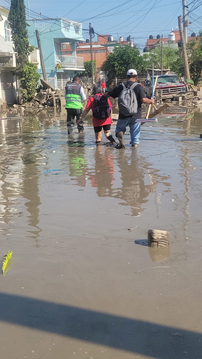 SGIRPC_CDMX's tweet photo. Este jueves, muy coordinadamente con @SOBSECDMX y @SEGIAGUA 🤝⛑️, seguimos avanzando en los trabajos para liberar calles; y así poder realizar acciones de limpieza y retiro de basura y sedimento en las zonas de Poza Rica y El Álamo, Veracruz.
El esfuerzo unido de cada uno de los elementos de las dependencias capitalinas es fundamental para seguir brindando #ApoyoSolidario a nuestros hermanos veracruzanos.
Desde la #CapitalDeLaTransformación, #TrabajandoJuntos #LaPrevenciónEsNuestraFuerza