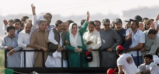AhmedPsf's tweet photo. On 18 October 2007, Shaheed Mohtarma Benazir Bhutto returned to Pakistan after ending her eight-year exile, the supporters of democracy were dancing at the streets of Karachi &amp; everywhere this slogan was echoed Zinda Hai Bhutto Zinda Hai. 
@BBhuttoZardari 
@AseefaBZ
@BakhtawarBZ https://t.co/Ar9ryTkfIg