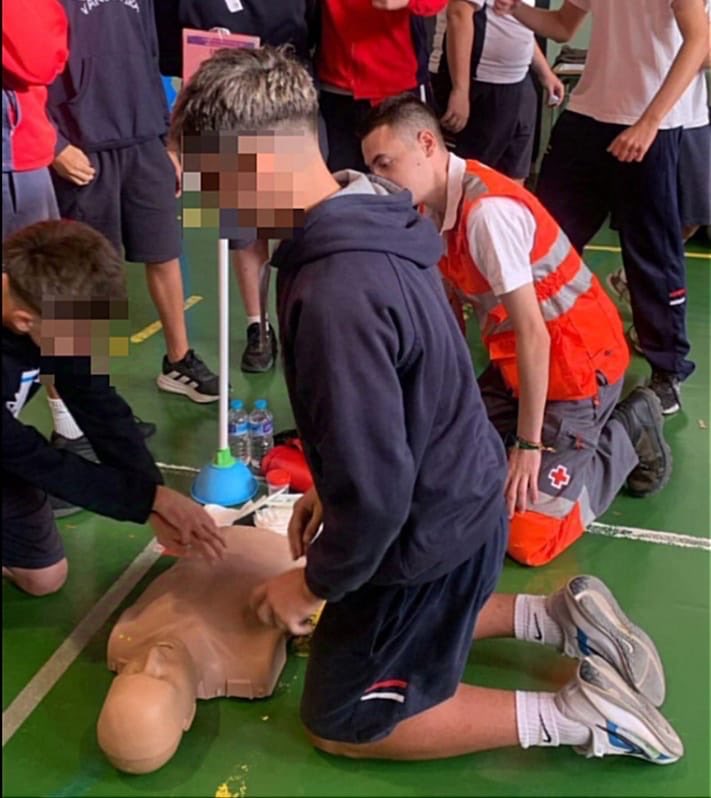 CEIP_Azahar's tweet photo. 🫀 Día Europeo de la Parada Cardíaca🫀
Cada 16 de octubre se celebra este día para recordar la importancia de saber actuar ante una emergencia.Nuestros alumnos de 6°de Primaria participaron en un taller con la Cruz Roja, aprendiendo técnicas básicas de RCP.

#Saperaude #RCP https://t.co/dOfFZPPnh5
