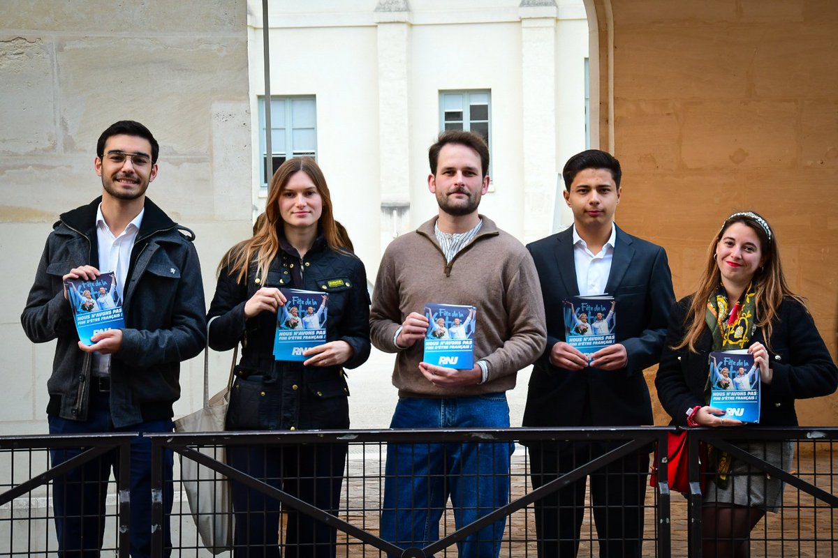 Tractage devant l'Institut Catholique de Paris avec les nouveaux tracts RNJ Paris ! 🇨🇵

Jeunesse parisienne, rejoins-nous !