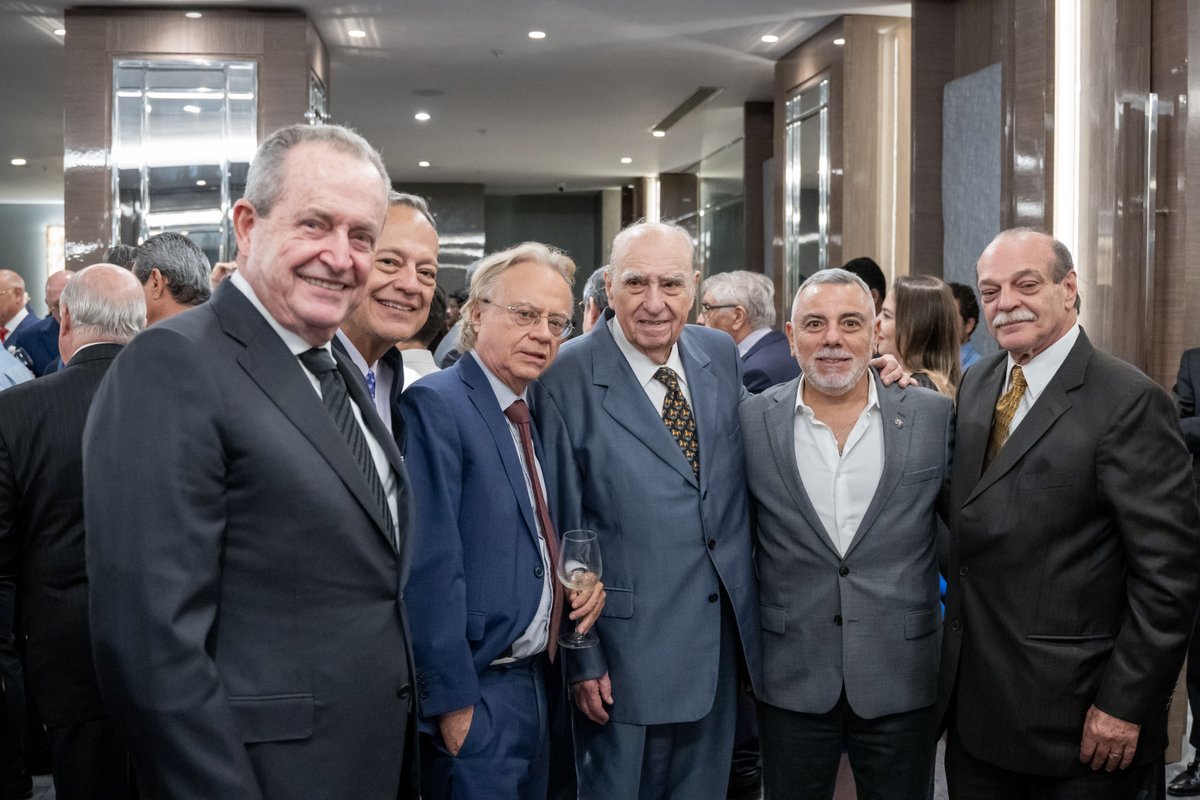 Ayer en la Universidad de Especialidades Espíritu Santo (UEES) se llevó a cabo la conferencia “El nuevo, nuevo mundo: Reflexiones sobre la democracia en un mundo incierto” 🌎, con la destacada participación del expresidente de Uruguay, el Dr. Julio María Sanguinetti, como