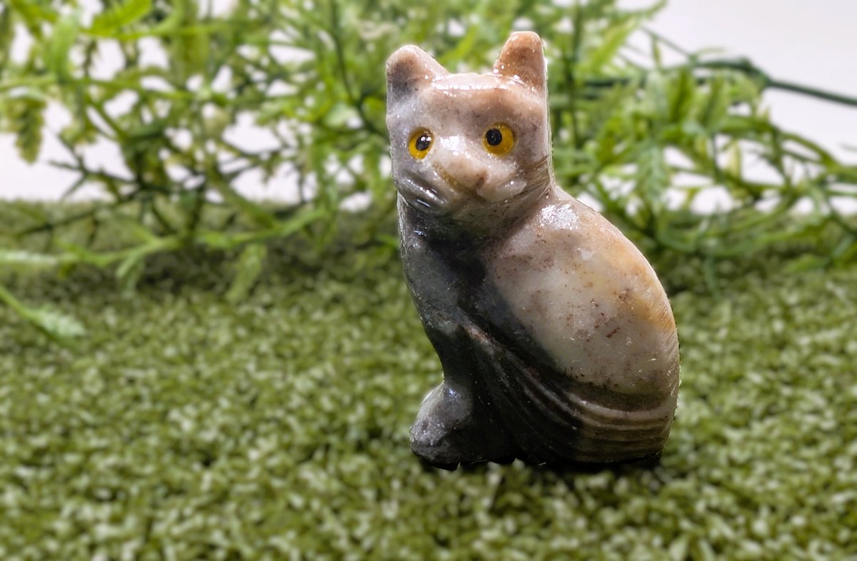 thejujujems's tweet image. Soapstone may feel soft … but it holds centuries of strength and stillness. 💎 
It’s one of Earth’s calmest protectors — and the quiet muse behind something new we’re shaping at jujujems. 🐾
Read the full story 👇
tinyurl.com/bdfmj67a
#soapstone #crystalenergy #jujujems