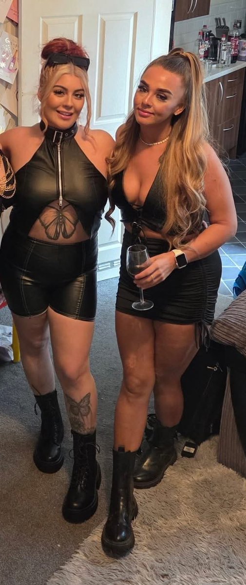 bratgalrhirhi2's tweet photo. Doing double video calls this evening with my Geordie stunner @eveevansx  🦶🏽💻

Feet, femdom, Findom, humiliation ignore drain loser ect. https://t.co/KnujteNp5c