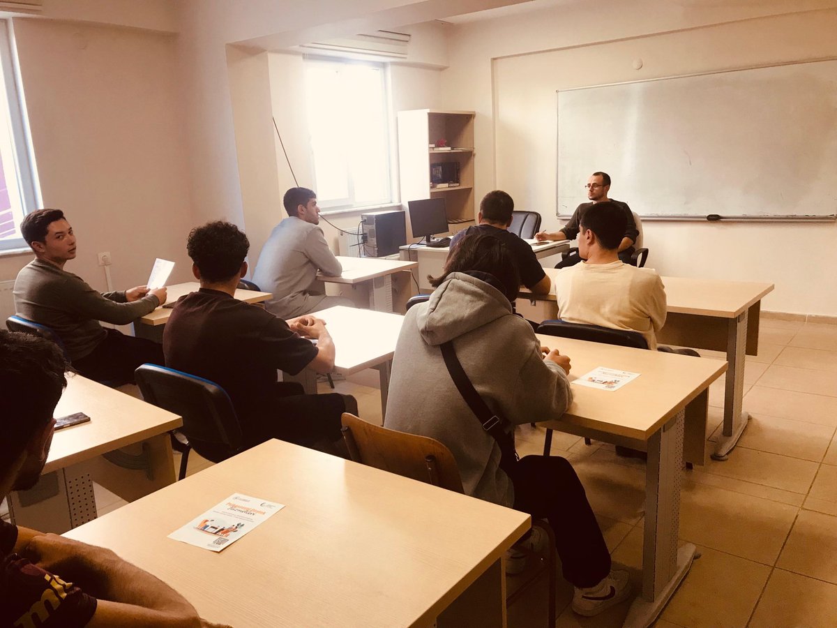 📍Aziziye Yurdu
Psikolog Yunus Sucu tarafından düzenlenen psikoloji atölyesinde bir araya geldik. 💬
Psikolojik farkındalığı artırmaya, stresle başa çıkmaya, iletişim becerilerini geliştirmeye ve duygusal dayanıklılığı güçlendirmeye yönelik interaktif çalışmalar gerçekleştirildi.