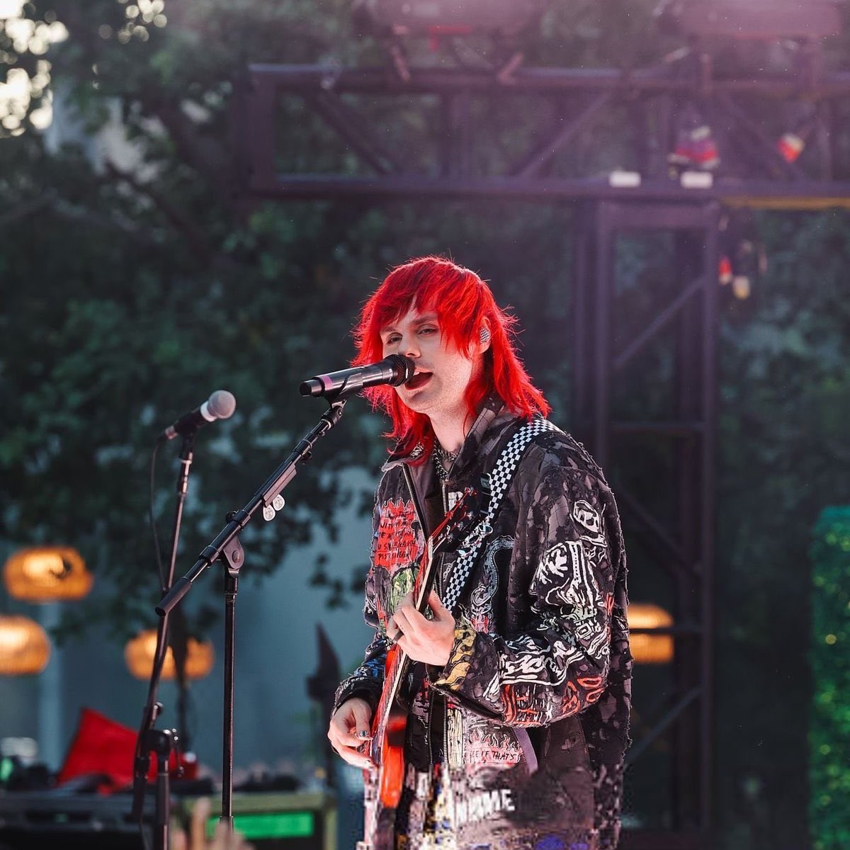 lostreality5sos's tweet photo. ✨FASHION ICON✨ https://t.co/t4WnAn6Mcc