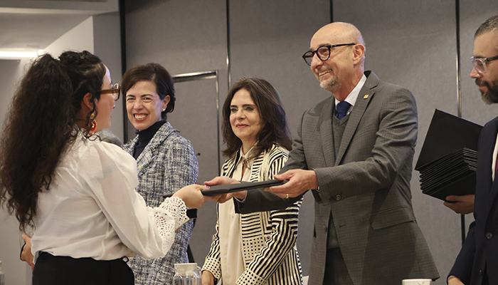 🎓 La excelencia que transforma.

La IBERO CDMX reconoció a 80 becarias y becarios de posgrado por su compromiso con la investigación y el impacto social.

💬 “Cuando una persona estudia, toda una familia se eleva por ella”, dijo Déborah Betancourt, doctoranda en Comunicación.