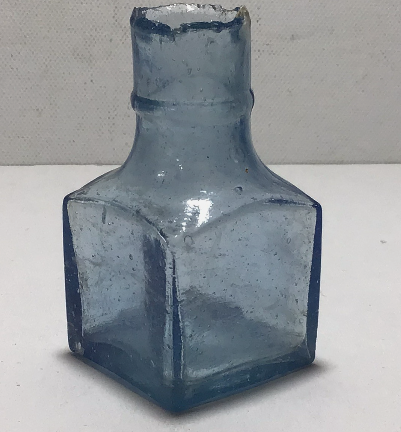silverpebble's tweet photo. I've a secret contact, Wayne, who digs up UTTERLY BEAUTIFUL 120-160 yo Victorian ink bottles from the rubbish dumps of yore. Wayne messages me just now 'Emma, got some new gear if you want to take a look.' 
Me: 'WAYNE, does the Pope poo in the woods?'
Some of the gear concerned👇. Nnnnggg.
There'll be new tiny posy-making mental health kits in my Etsy shop soon, dispatched in time for🌲, containing these lovely objects & a booklet about the benefits to the human brain of creative projects: