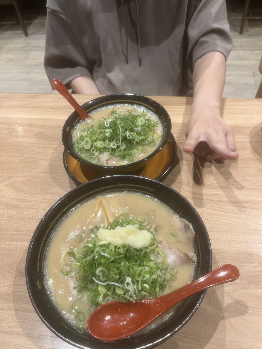 友達と夜中ラーメン美味しかった