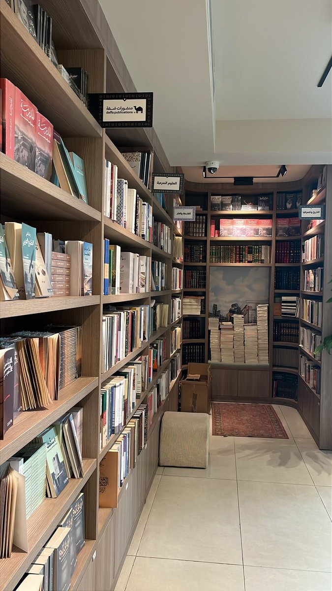 عبقُ البنِّ يملأُ المكانَ كعطرٍ لا يُنسى،
وفي كلِّ رشفةٍ سلامٌ، وفي كلِّ صفحةٍ معنى..