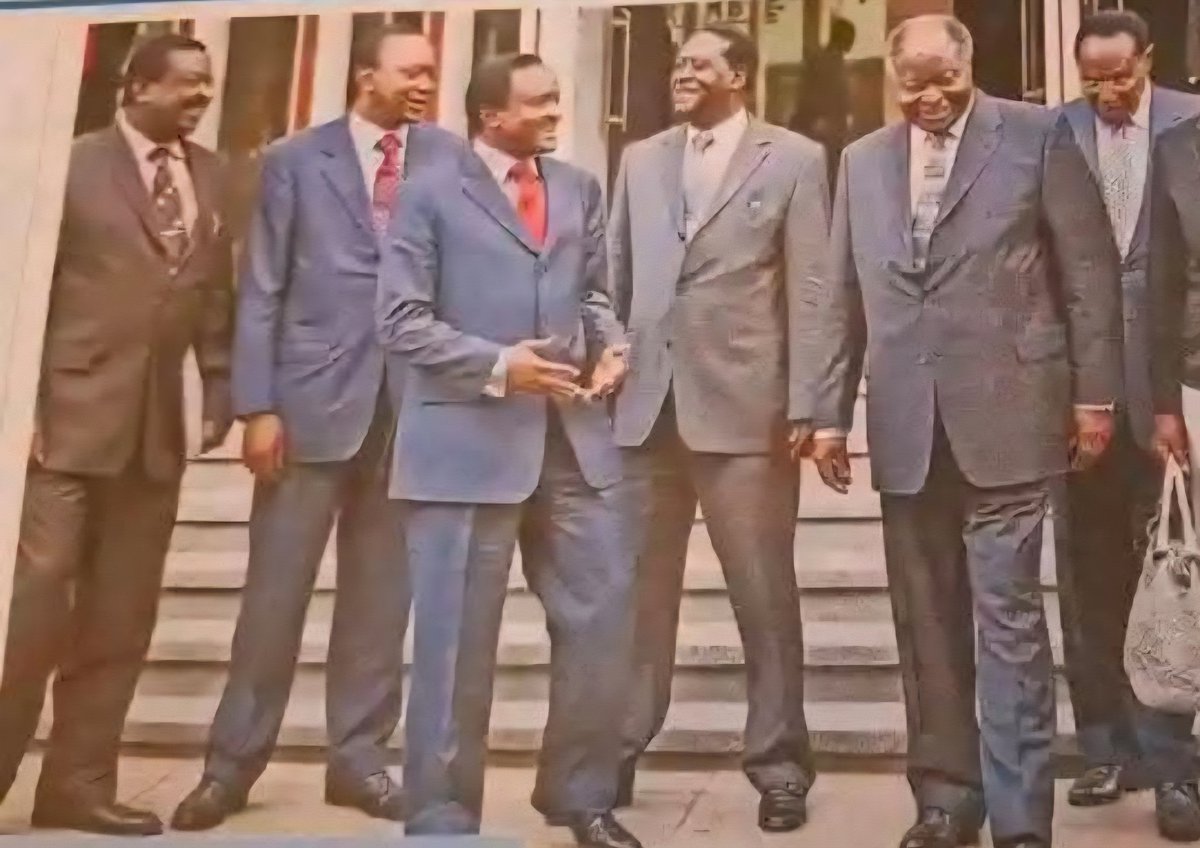 Africanacityy's tweet photo. Kalonzo akiona hii picha ataingiwa na wasiwasi.
From right late George Saitoti, The late President Mwai Emilio, The late Raila Odinga and Living SK Musyoka. https://t.co/Vp2m2UZdz2