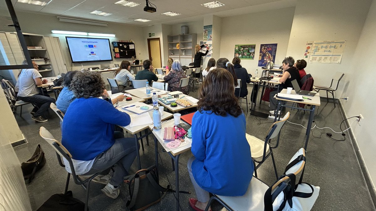 Formación en la EOI de Palencia, sobre IA, con @cristinacabal Muy divertido y enriquecedor para las clases de idiomas. <a href="/CFIE_PALENCIA/">CFIE_PALENCIA</a> 
#educacyl
#innovaciónCyL
#formaciónCyL
#internacionalizacyl