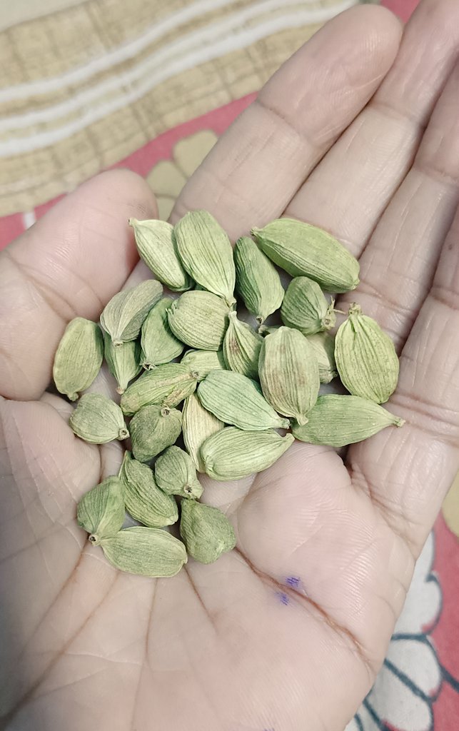 Kashyap_Priyu's tweet image. ये जो आप देख रहे हैं,इसका नाम इलाइची है।
शाम 6 बजे से खाते खाते इतना ही बचा है ।
अब रख देती हूं। कल देखा जाएगा।
