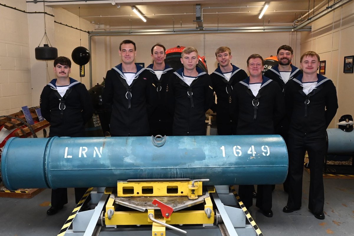 Well done to LH (MW) 25/01 on successfully completing their course.

Their dedication, leadership, and professionalism have brought them to this proud moment.

As they continue their #RoyalNavy journey, they will lead by example and inspire those who follow. 

#AspireToInspire