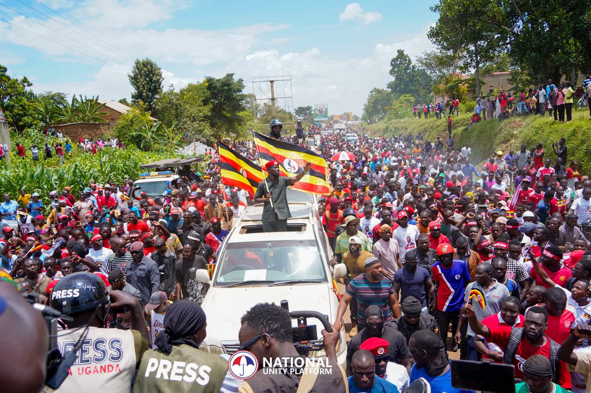 HEBobiwine's tweet image. We have completed our third week of the presidential campaign trail in Busia district. Prior to my address, I paid a special tribute to the fallen former Kenyan Prime Minister Baba Raila Odinga. We honor and recognize his contribution to the politics of the East African region.…