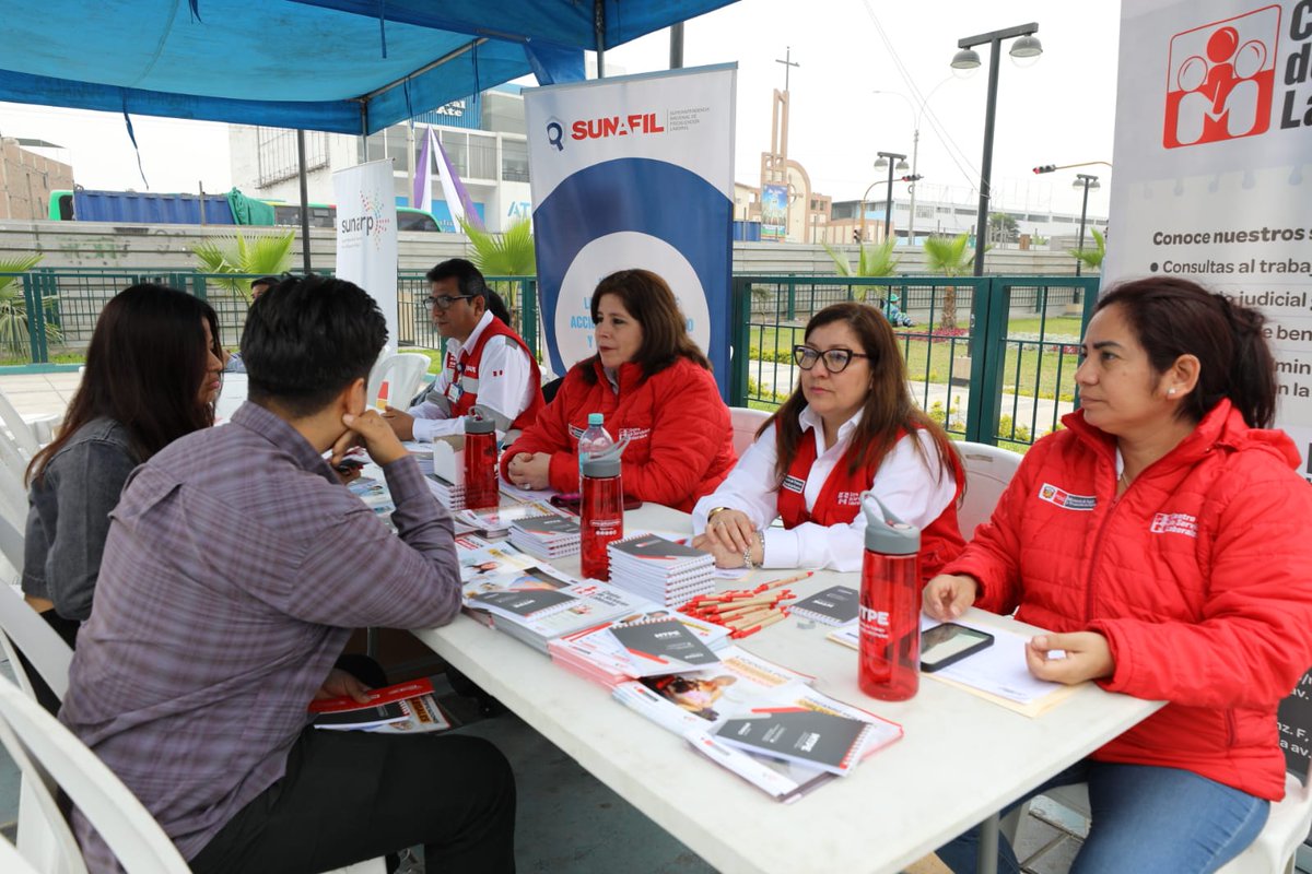 MinjusDH_Peru's tweet photo. La jornada es supervisada por el director general (e) de #DefensaPública, quien señaló que por encargo del ministro de Justicia y Derechos Humanos, Walter Martínez, se continúa acercando los servicios del MINJUSDH a las personas más vulnerables de este sector de Lima. https://t.co/o9iSzPvAtX