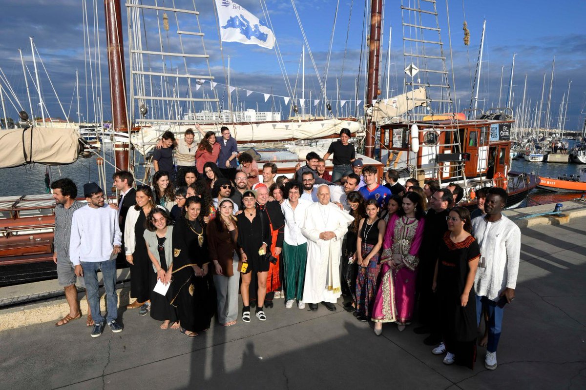 vaticannews_fr's tweet photo. « Vous êtes un signe d’espérance pour la #Méditerranée et pour le monde », a déclaré le Pape Léon XIV aux 25 jeunes à bord du trois-mâts Le Bel Espoir, navire-école pour la paix sillonnant la Méditerranée depuis huit mois. 
https://t.co/jsTvCUpHhC https://t.co/uYKscSvnjJ