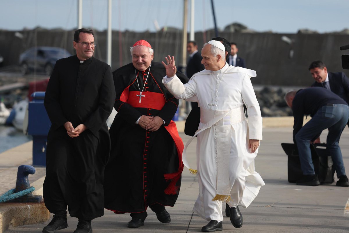 vaticannews_fr's tweet photo. « Vous êtes un signe d’espérance pour la #Méditerranée et pour le monde », a déclaré le Pape Léon XIV aux 25 jeunes à bord du trois-mâts Le Bel Espoir, navire-école pour la paix sillonnant la Méditerranée depuis huit mois. 
https://t.co/jsTvCUpHhC https://t.co/uYKscSvnjJ