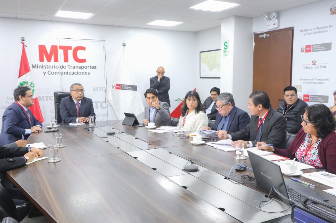 MTC_GobPeru's tweet photo. ☝️ El titular del #MTC, Aldo Prieto Barrera, se reunió con el gobernador regional de #Lambayeque, Jorge Luis Pérez Flores, para abordar la rehabilitación de los puentes de Sorronto y La Otra Banda. Además, la adenda y expediente técnico de las vías Olmos – Morrope y Olmos – Mocce - Puerto Etén.

 Estas intervenciones buscan garantizar la transitabilidad y conectividad en el departamento. 🤝