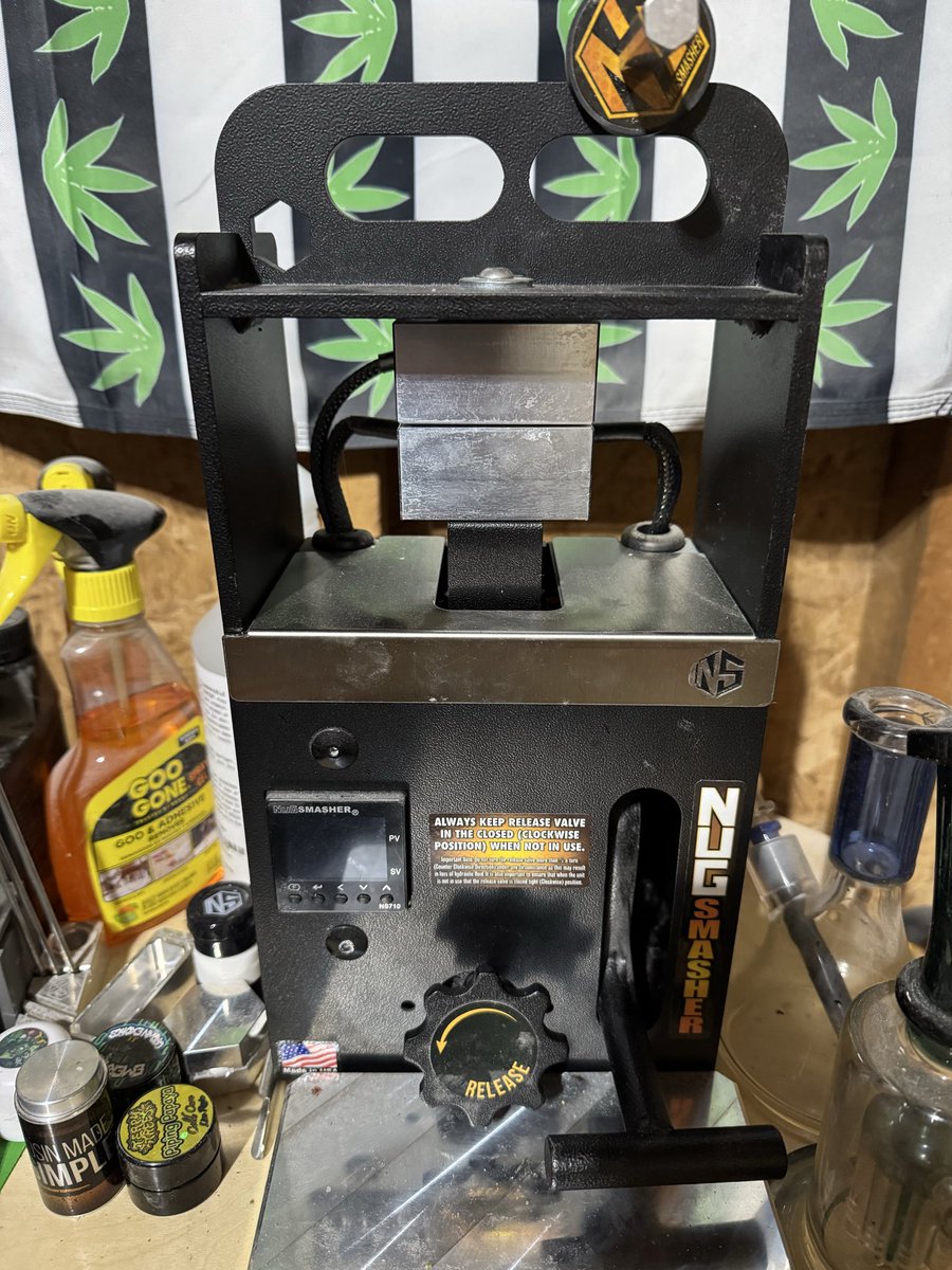 Im looking to get rid of my NugSmasher Mini. Used maybe 3-4 times. I bought the Mini Master Bundle. So all the extra comes with it plus extra stuff i bought. Im looking to get $350 plus shipping. But open to offers. 

Hit me up if interested.