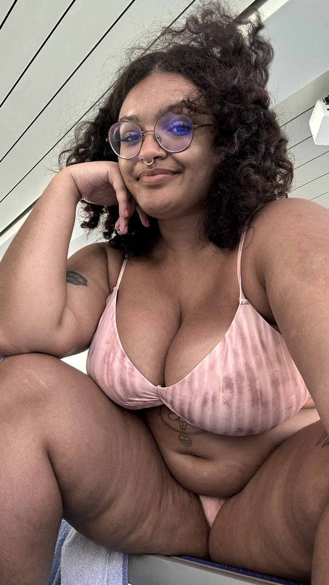 Michellfow's tweet image. God took his time when creating this beauty 🥹☺️💜🥰