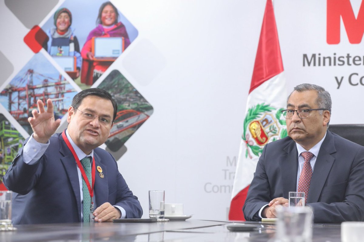MTC_GobPeru's tweet photo. ☝️ El titular del #MTC, Aldo Prieto Barrera, se reunió con el gobernador regional de #Lambayeque, Jorge Luis Pérez Flores, para abordar la rehabilitación de los puentes de Sorronto y La Otra Banda. Además, la adenda y expediente técnico de las vías Olmos – Morrope y Olmos – Mocce - Puerto Etén.

 Estas intervenciones buscan garantizar la transitabilidad y conectividad en el departamento. 🤝