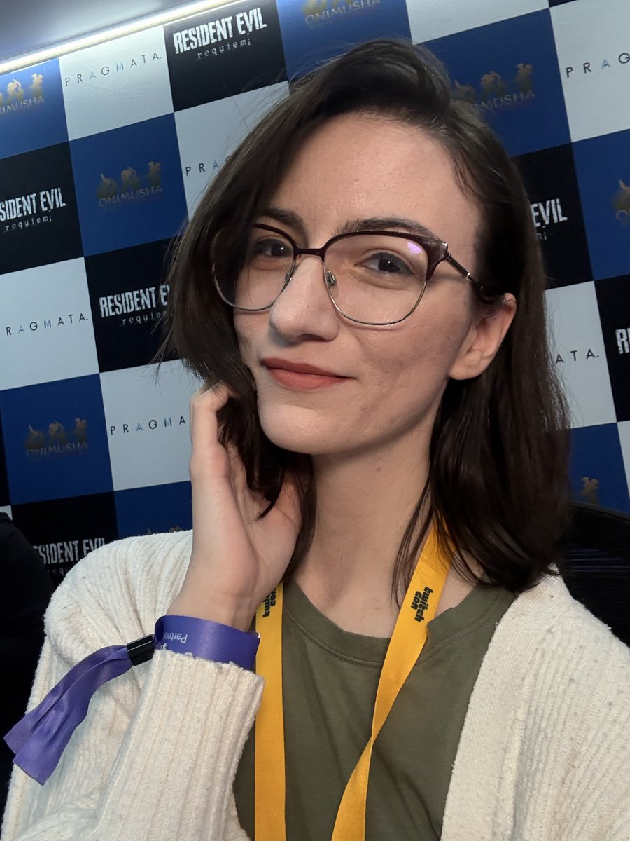 Going live from the <a href="/CapcomUSA_/">Capcom USA</a> booth at @twitchcon ! Im so excited to be checking out all of the upcoming demos! 

twitch.tv/ASHY