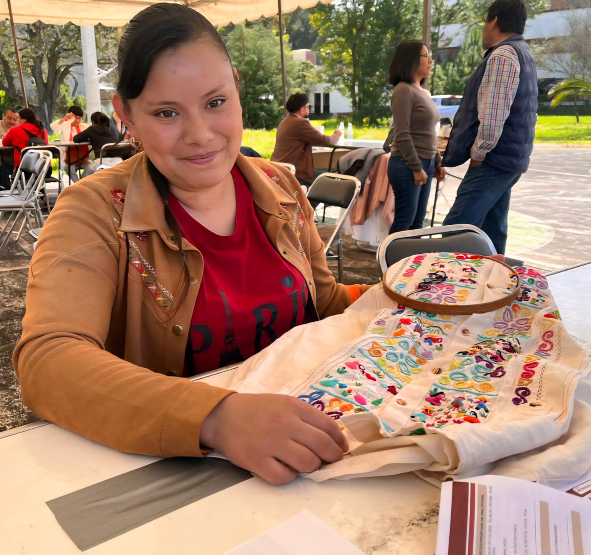 FinabienMex's tweet photo. #Artesana, te esperamos en #Pátzcuaro. 🇲🇽
Realiza tu registro para el Crédito Solidario #ApoYarte impulsado por el @GobiernoMX a través de #FINABIEN en coordinación con la @cultura_mx, el @INPImx, @bienestarmx y la @Secihti_Mx . 🤝
Te esperamos este 17, 18 y 19 en El Fresno s/n, Col. Morelos, Pátzcuaro, #Michoacán; de 10:00 a 17:00 horas. ⏰
Lleva original y copia de:
- Identificación oficial vigente (INE) ✅
- CURP certificada ✅
- Comprobante de domicilio (no mayor a 6 meses) ✅
- 2 fotografías tuyas: Una donde estés trabajando en tu taller. Otra con tus artesanías. ✅
#ApoYarte, un crédito con corazón artesanal.🩷
