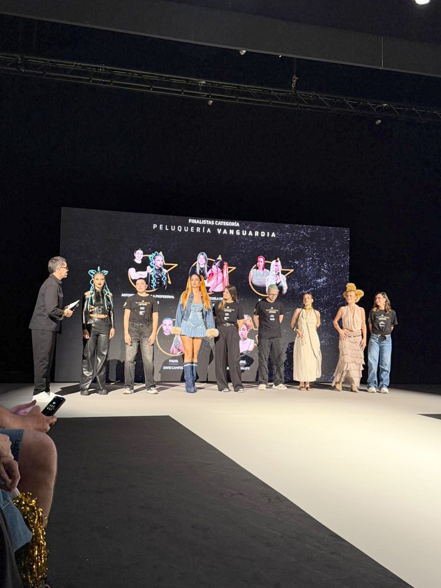 antonioeloyep's tweet image. 💫 ¡Así hemos vivido los Premios #Artero Hair Supernova 25! 
Nuestros alumnos han brillado en el escenario de Hair Look – @IFEMA ✨
Talento, técnica y pasión a flor de piel. ¡Orgullosos de vosotros, Miquel, Coral, Javier, Miguel, Andrea, Susana, Selena, Rebeca, Rafael y Estela!🙌