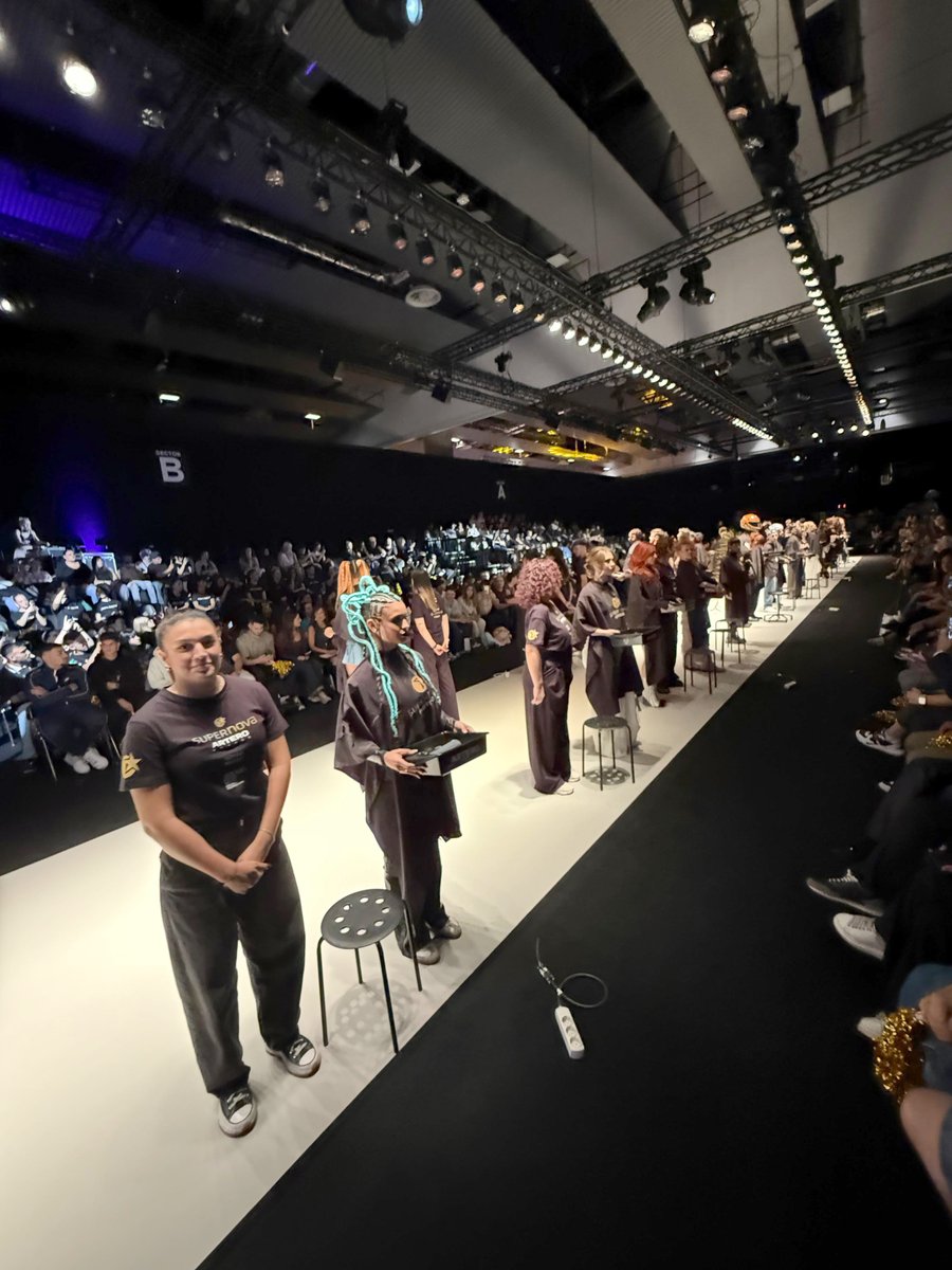 antonioeloyep's tweet image. 💫 ¡Así hemos vivido los Premios #Artero Hair Supernova 25! 
Nuestros alumnos han brillado en el escenario de Hair Look – @IFEMA ✨
Talento, técnica y pasión a flor de piel. ¡Orgullosos de vosotros, Miquel, Coral, Javier, Miguel, Andrea, Susana, Selena, Rebeca, Rafael y Estela!🙌