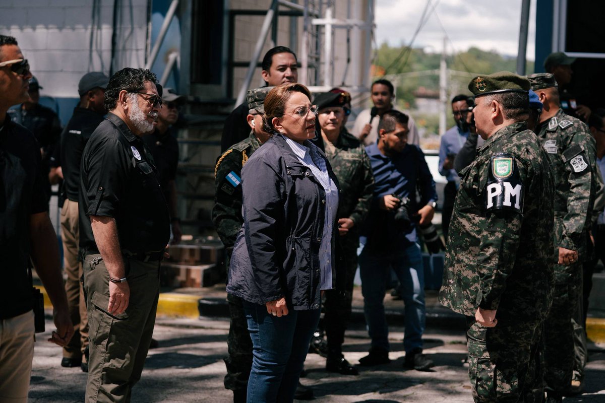 Minotahn's tweet photo. 🚨 La Presidenta @XiomaraCastroZ, Comandante General de las @FFAAHN, se reúne con autoridades de gobierno para coordinar acciones inmediatas de emergencia junto al Sistema Nacional de Gestión de Riesgos (#SINAGER), asegurando una respuesta eficaz para la población ante cualquier situación crítica. 🌧️