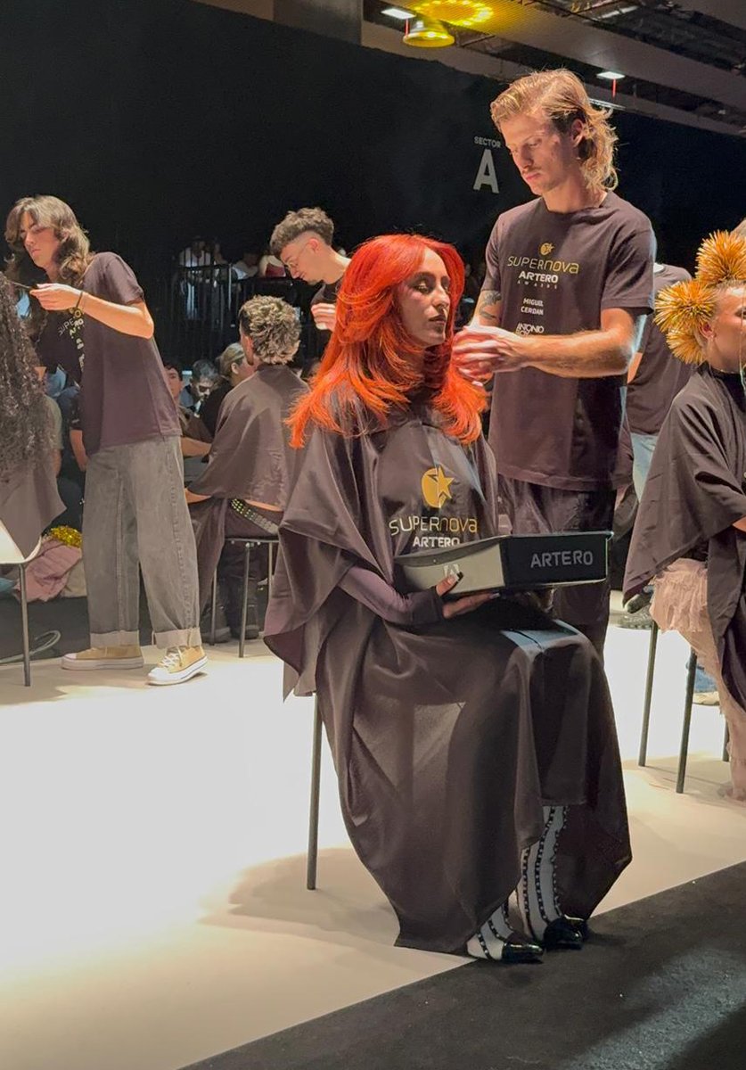 antonioeloyep's tweet image. 💫 ¡Así hemos vivido los Premios #Artero Hair Supernova 25! 
Nuestros alumnos han brillado en el escenario de Hair Look – @IFEMA ✨
Talento, técnica y pasión a flor de piel. ¡Orgullosos de vosotros, Miquel, Coral, Javier, Miguel, Andrea, Susana, Selena, Rebeca, Rafael y Estela!🙌