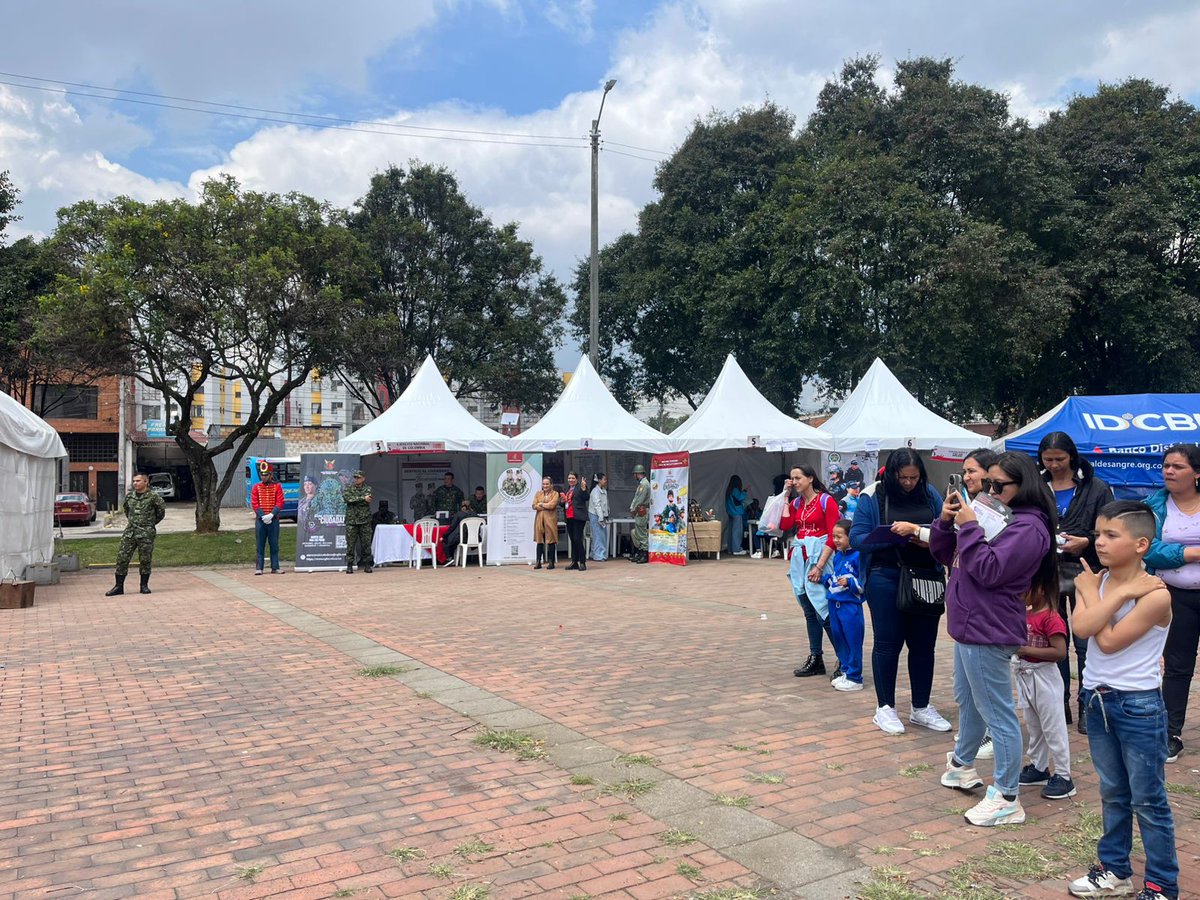 #AEstaHora Se desarrolla en el Parque Galán, calle 1B No. 57 - 51 de la localidad de Puente Aranda, la feria de servicios dispuesta por la alcaldía de <a href="/Bogota/">Alcaldía de Bogotá</a> para los veteranos de la Fuerza Pública. Allí hasta las 4 pm encontrarás oferta en empleabilidad, educación, bienestar.