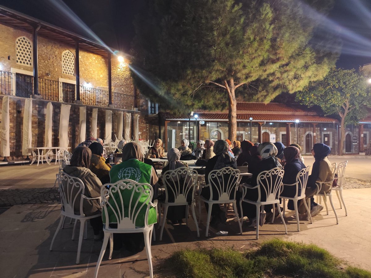 “Oysa kendilerine yalnızca Allah’a kulluk etmeleri, içtenlikle sadece O’na iman ederek batıl olan her şeyden uzak durmaları; namazı kılmaları ve zekâtı vermeleri emredilmişti. İşte bu dosdoğru dindir.” ✨
(Beyyine, 98/5)

Haftalık Riyazu’s Salih’in dersimizi gerçekleştirdik. 🍃