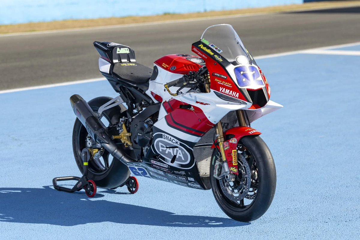 Stefano Manzi's R9 for the race on Sunday 😍
All ready to go with her Eazi-Grip Wrap Around Tank Grip.

Get yours at eazi-grip.com/cat/eazi-grip-…