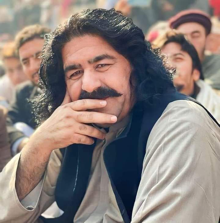 ده پښتون ژغورني غورځنګ مشرتابه علي خان وزير اؤ حاجي عبدالصمد دا وخت غير قانوني اؤ غير شرعي توګه په زندان کي ناست دي.
ده غورځنګ هر ملګرئ به ده خپل قام په خاطر هري سختي ته چمتو وي.
#FreeAliWazir
#ReleaseAllPTMActivists