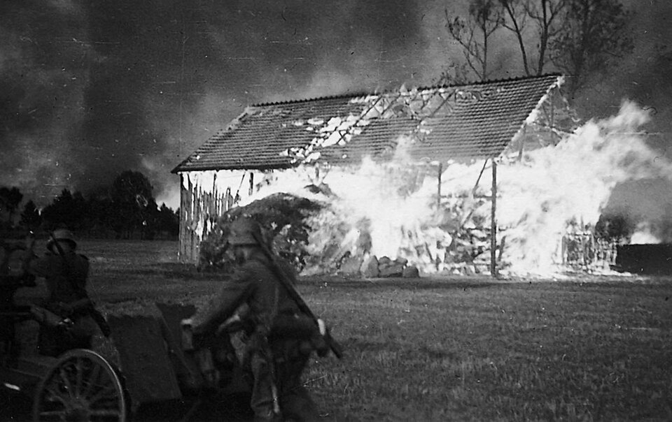 17 X 1943r. dzień jak co dzień dla Niemców.
Żandarmeria niemiecka okrążyła wieś Zawały (powiat lipski, województwo mazowieckie). Mieszkańcy zostali zamknięci w stodole, którą następnie Niemcy ostrzelali z pistoletów, a potem obrzucili granatami. MĘCZEŃSKĄ ŚMIERCIĄ zginęło 51