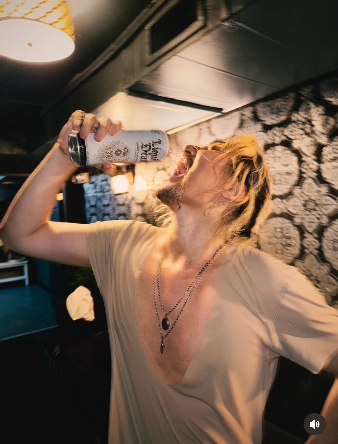 藤井風、北米ツアー完走後にインスタでLiquid Death水を豪快に飲む姿公開