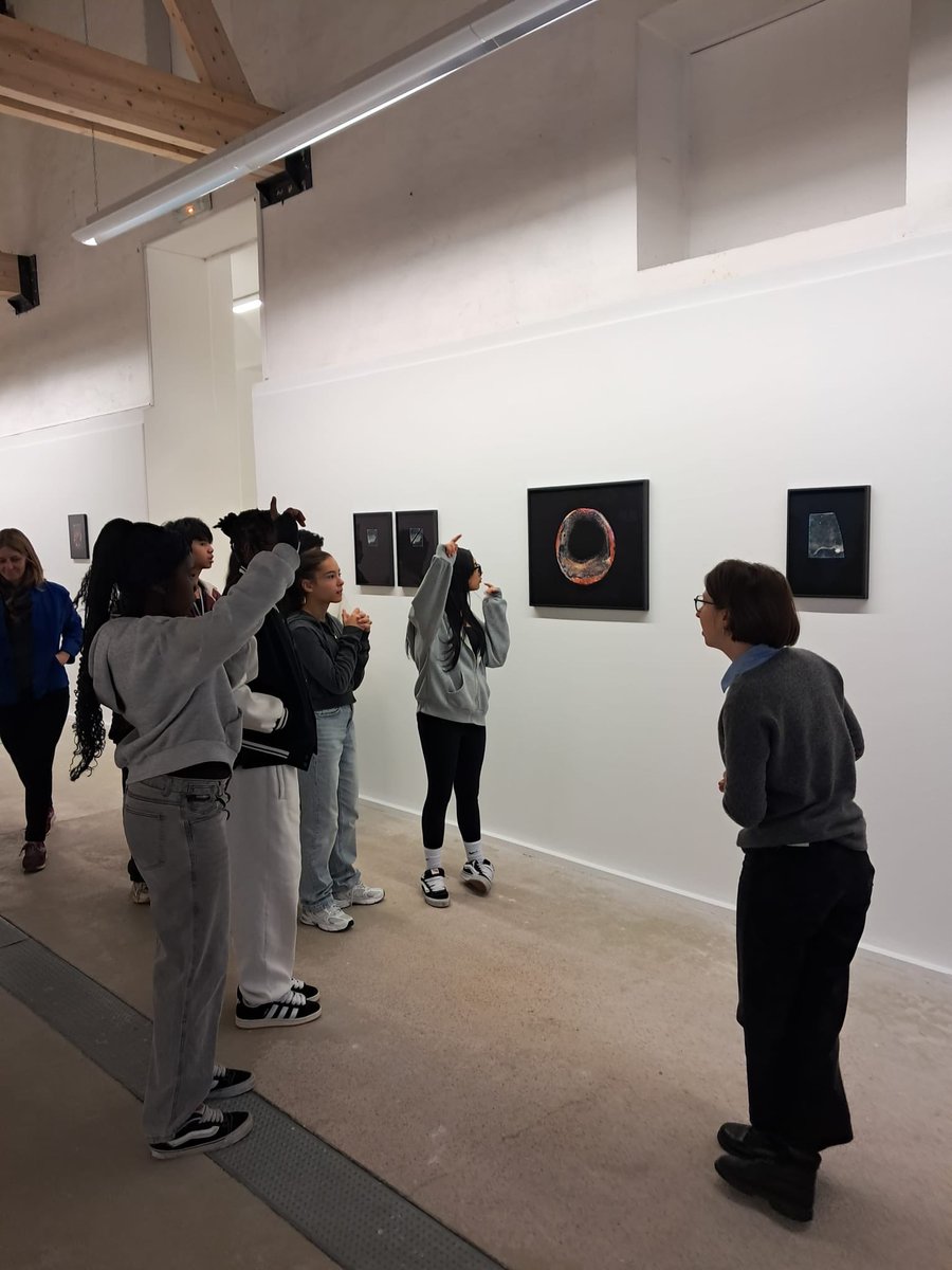Visite de l’exposition « Plongées, fragments, répliques » de l’artiste Isabelle Giovacchini au CPIF (Centre Photographique d’Ile-de-France) avec les élèves de la C2A (Classe d’Approfondissement Artistique). Merci au CPIF pour l’accueil ! 📸 #cpif #exposition #art #photo