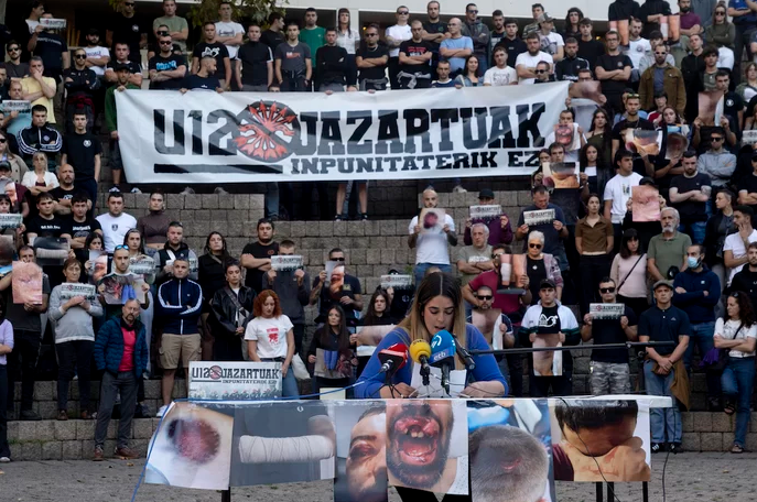 Cientos de personas denuncian en Gasteiz que la Ertzaintza actuó «junto a los fascistas», hiriendo a una treintena de personas naiz.eus/eu/info/notici…
✍️ <a href="/Ion_Salgado/">Ion Salgado</a>