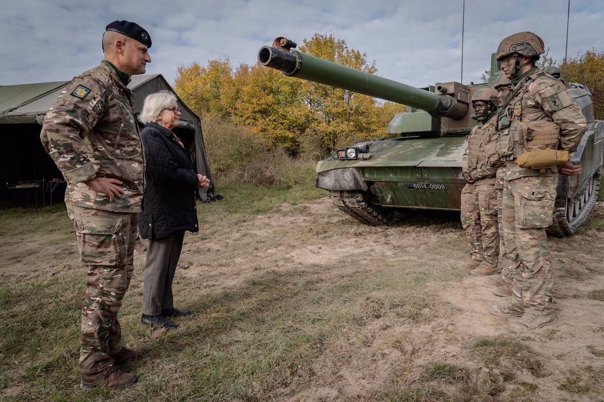 Au cœur de la Champagne, terre de garnisons, nos soldats étaient fiers d’accueillir aujourd’hui Mme Catherine Vautrin, ministre des Armées.

Occasion de présenter leurs savoir-faire, leur esprit pionnier et leur détermination.
Stratégique, innovante et soudée, l’<a href="/armeedeterre/">Armée de Terre</a>