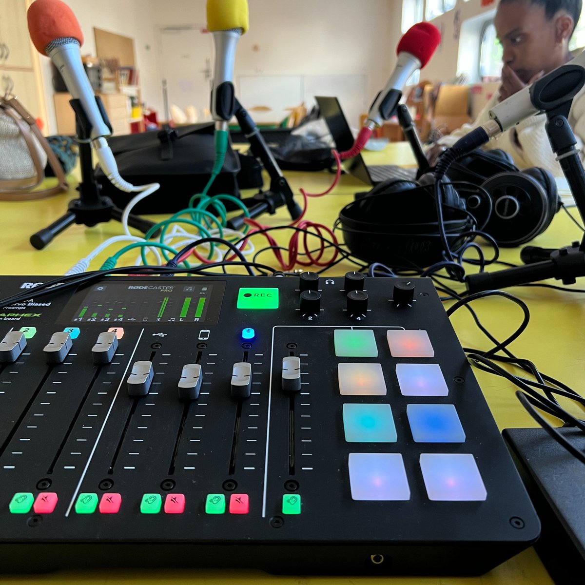 En pleine préparation d'un podcast sur l'IA ! 
🎙️🤖 Échanges, micro-trottoir, travail collaboratif... Une belle aventure collective qui s'annonce ! #PodcastÉducatif #IntelligenceArtificielle #TravailCollaboratif #ERUN92