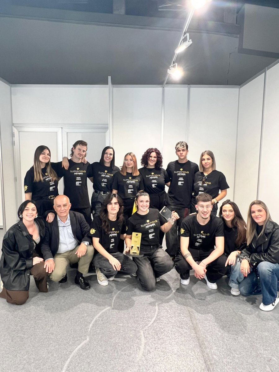 antonioeloyep's tweet image. 💫 ¡Éxito en los Premios #Artero Supernova 2025! ✂️💙
Susana Macías ha ganado en Peluquería de Vanguardia + Best Show 🏆✨
Orgullosos de todo nuestro #EquipoAE: talento, pasión y creatividad en un escenario inolvidable 🙌🎉