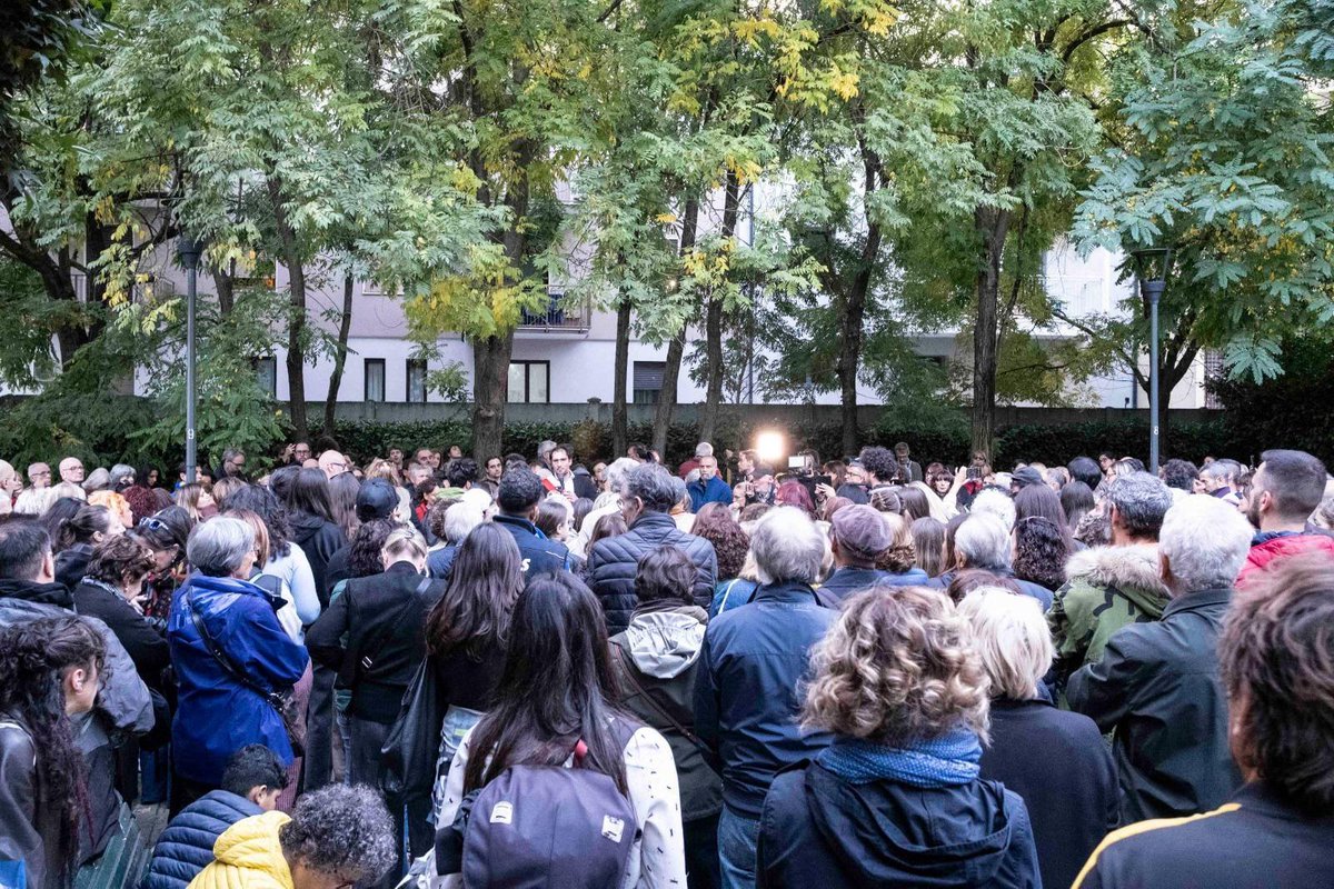 PRESIDIO PER PAMELA GENINI

A Milano, nel quartiere Gorla, più di 200 persone si sono date appuntamento ieri in via Stefanardo da Vimercate per ricordare Pamela Genini, 29 anni, uccisa martedì sera da Gianluca Soncin

#PamelaGenini
#NonUnaDiMeno