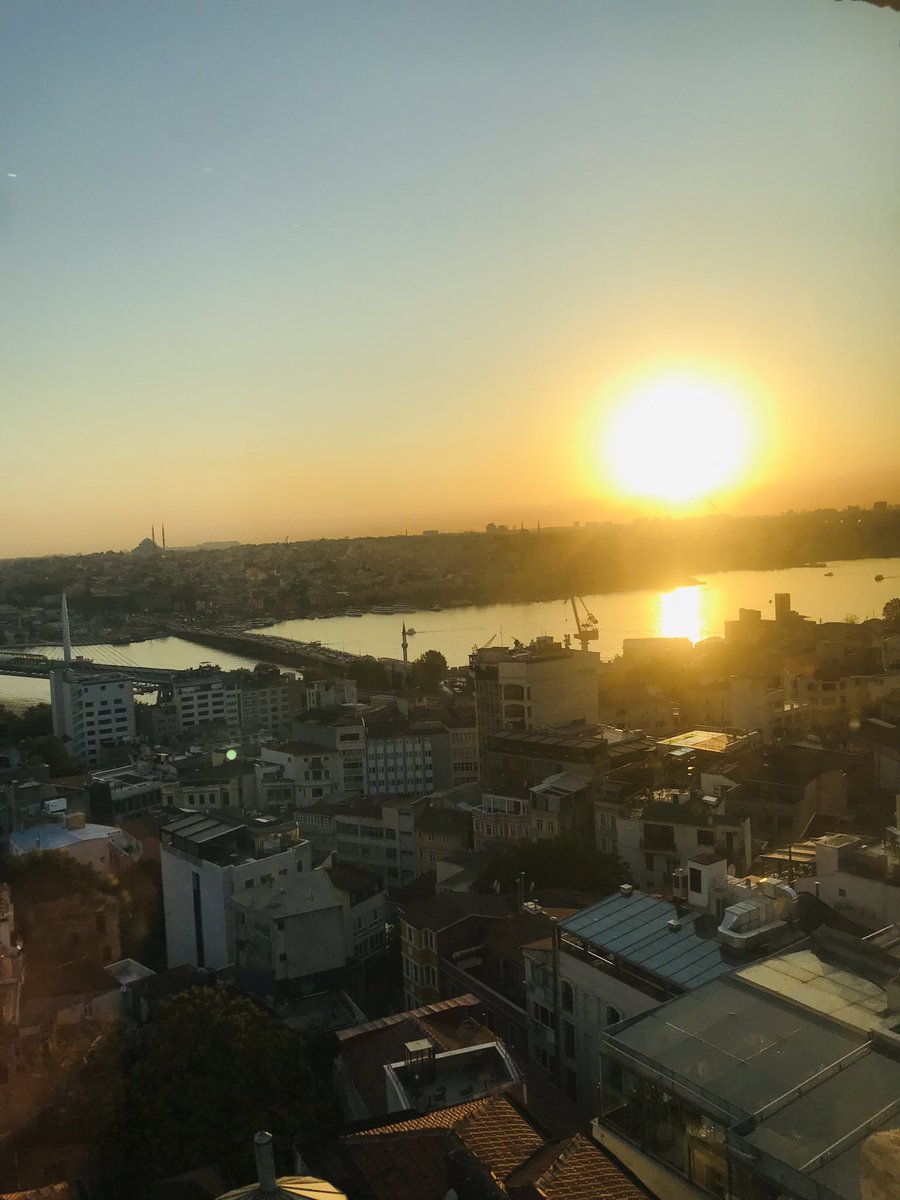 "Sen, hiçbir kalabalığa değişmeyeceğim bir tenhasın..."
#GeceyeBirSöz